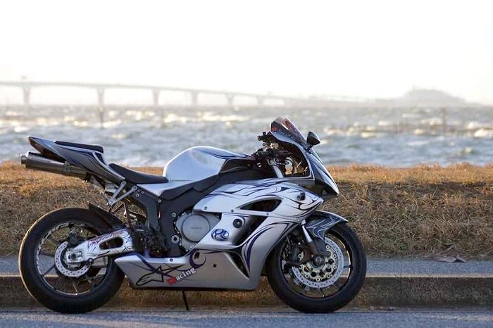 CBR1000RR（SC57）のウィンカーのカスタムのレポート