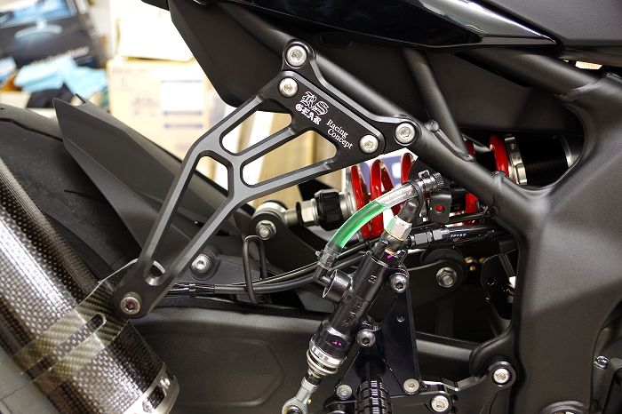 カワサキZX-25R SE（2023） マフラーステー交換